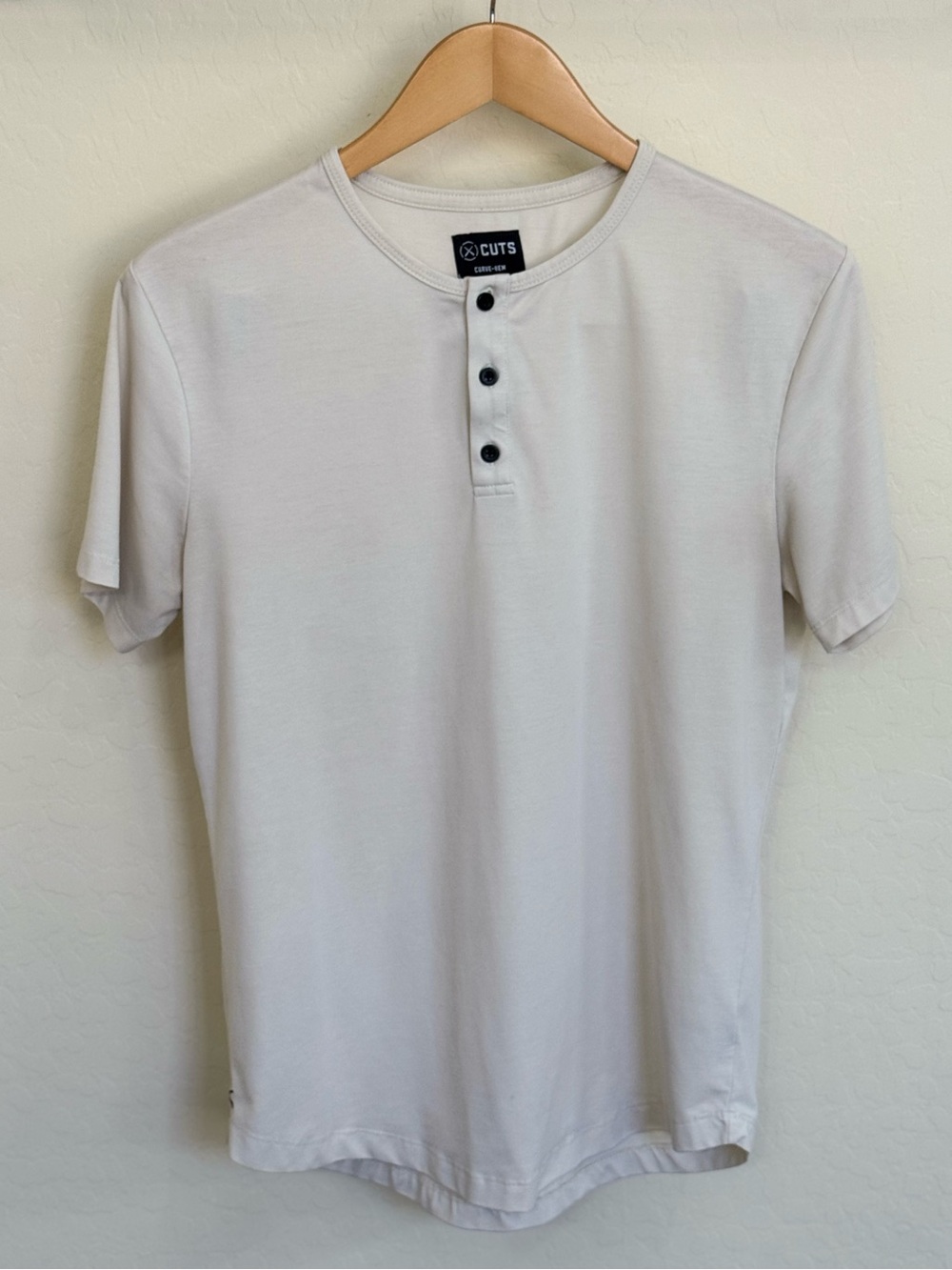 Cuts Clothing Men's AO Henley Curve-Hem T-Shirt Off-White Cream Pyca Pro